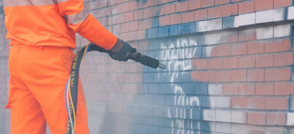 Travail d'aérogommage